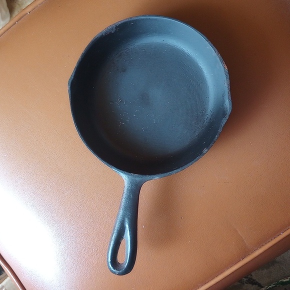 Hand-Painted Strawberry Cast Iron Skillet, Vintage Decorative Wall Decor, Black - Picture 4 of 6